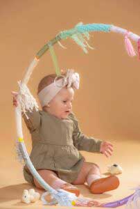 Muito mais que um bambolê sensorial: Pequenos Brincantes é um brinquedo educativo completo para o desenvolvimento dos bebês a partir dos 2 meses
